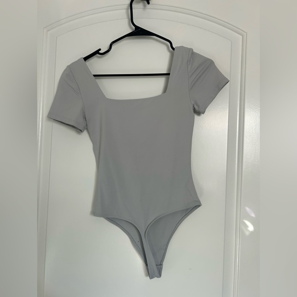 Aritzia Babaton Contour Square Neck Short Sleeve Tee Bodysuit Gray size small - Picture 3 of 9